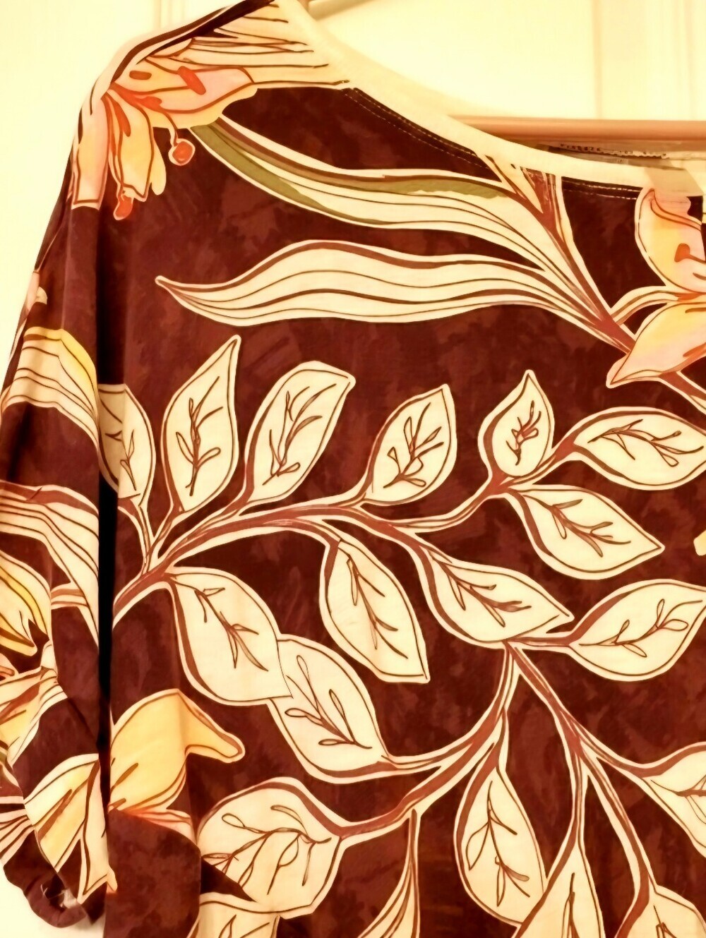 Hyba Tropical Floral Ruched Knot Front Crew Neck Short Sleeve T-Shirt Burgundy - Picture 5 of 9